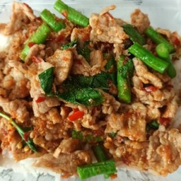 เป็นกับข้าวขนาดเล็กกระเพราหมูชิ้น