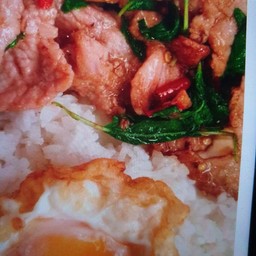 ข้าวกะเพราหมูสไลด์ราดข้าว