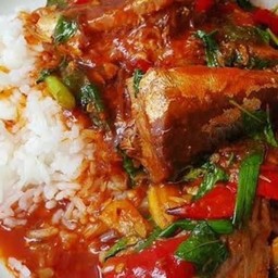 อิ่มอร่อยกะเพราปลากระป๋องราดข้าว