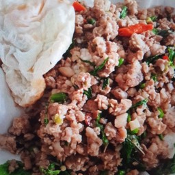 ข้าวกะเพราหมูสับราดข้าว