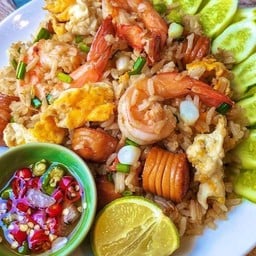 ข้าวผักกุ้งไส้กรอก