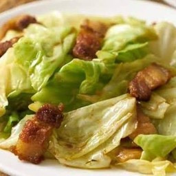 เป็นกับข้าวขนาดเล็กหมูกรอบผัดกะหล่ำปลี