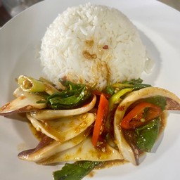 ข้าวราดกะเพราหมึก