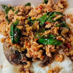 ผัดกระเพราไข่เยี่ยวม้าราดข้าว