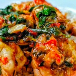 กะเพรากุ้งราดข้าว