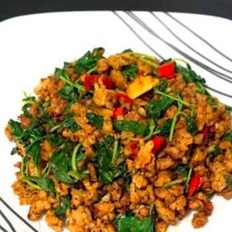 ผัดกะเพราหมูสับราดข้าวหอมๆ