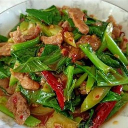 เป็นกับข้าวขนาดเล็กคะน้าหมูชิ้น