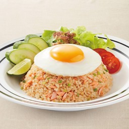 ข้าวผัดกระเทียมปลาแซลมอน