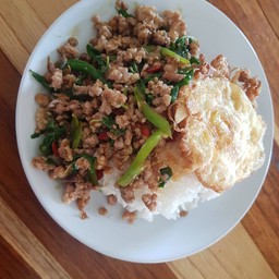 ผัดกระเพาหมูราดข้าว