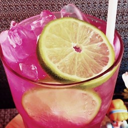 มะนาว ชมพูเย็น