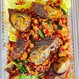 กระเพราไข่เยี่ยวม้าหมูสับ(กับข้าว)