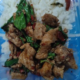 กระเพราหมูชิ้นราดข้าว