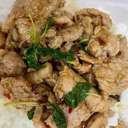ข้าวกะเพราหมูชิ้นหมักนุ่ม