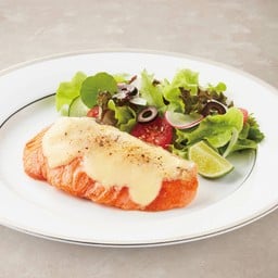 ปลาแซลมอนราดชีส