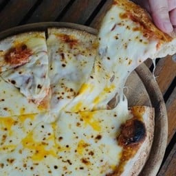 พิซซ่าดับเบิ้ลชีสลาวา