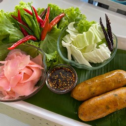 ร้านไส้กรอก ๔ ภาค (ไส้อั่ว,ไส้กรอกอีสาน,หมูกระเทียม) ตลาดศรีราชาไนต์มาเก๊ต