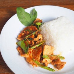 พริกแกงหมูราดข้าว