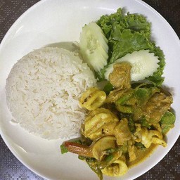 ข้าวราดเครื่องแกงทะเล