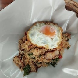 ข้าวกะเพราคั่วพริกแห้งหมูสามชั้น