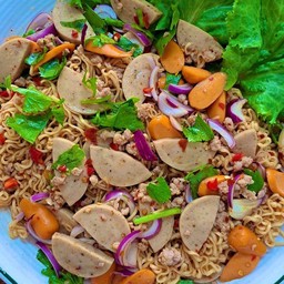 ยำมาม่า หมู ยอ ไส้กรอก หมูสับ