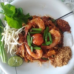 ผัดไทยกุ้งสดไข่เค็ม