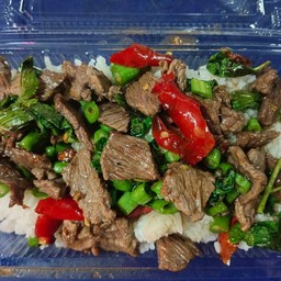 ข้าวกระเพราเนื้อชิ้น