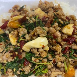 ข้าวกะเพราหมูสับไข่เค็ม ( ไร้น้ำมัน )