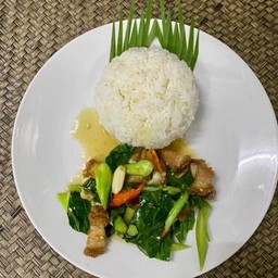 ผัดคะน้าหมูกรอบ (ราดข้าว)