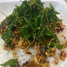 ข้าวกะเพรากรอบไข่เยียวม้า ( ไร้น้ำมัน )