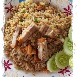 ข้าวผัดหมูกรอบ