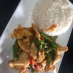 ผัดพริกแกงไก่ ราดข้าว