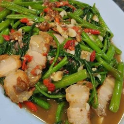 ผักบุ้งหมูกรอบ