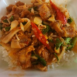 พริกแกงหมูกรอบหน่อไม้ดอง