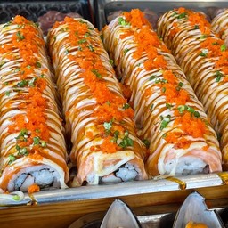 แซลมอนโรลเบิร์นไข่กุ้ง