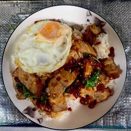 ครัวบ้านยายจรินทร์ กระเพราพริกแห้ง หนองจอก