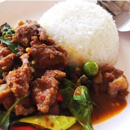 ผัดเผ็ดเนื้อราดข้าว