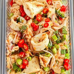 ยำขนมจีนปลาหมึกหมูยอ