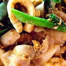 ผัดซีอิ้วเส้นหมี่ทะเล