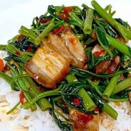 ผัดผักบุ้งหมูกรอบราดข้าว