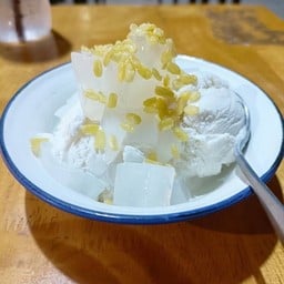 ไอติมไข่แข็ง สามควายเผือก