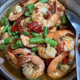 กุ้งผัดพริกสดราดข้าว