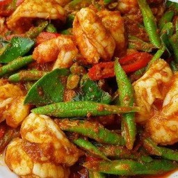 ผัดพริกแกงกุ้งถั่วฝักยาวราดข้าว