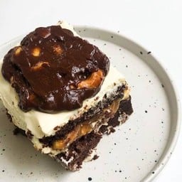 เค้กช็อกโกแลตเม็ดมะม่วงหิมพานต์คาราเมล