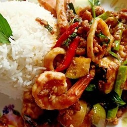 ผัดเผ็ดรวมมิตรราดข้าว