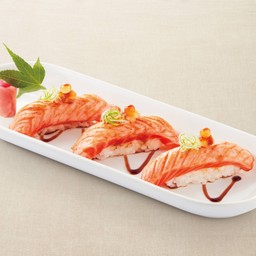 ข้าวปั้นหน้าปลาแซลมอนย่าง