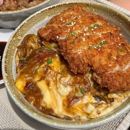 ข้าวหน้าหมูทอดราดไข่ (หน้าร้าน 129 บาท)