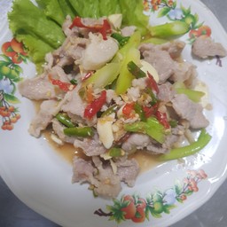 ร้านลาบเชียงราย ( ชัยนาท ) ริมแม่น้ำเจ้าพระยาเจ้าเก่า