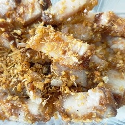 หมูกรอบทอดกระเทียมราดข้าว