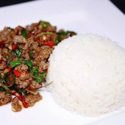 กระเพราเนื้อราดข้าว