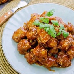 ข้าวราดปีกไก่ทอดซอสเหล้าแดง
